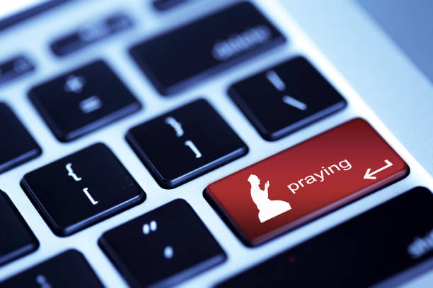 Berjama’ah Via online, Bolehkah?. an-najma.com