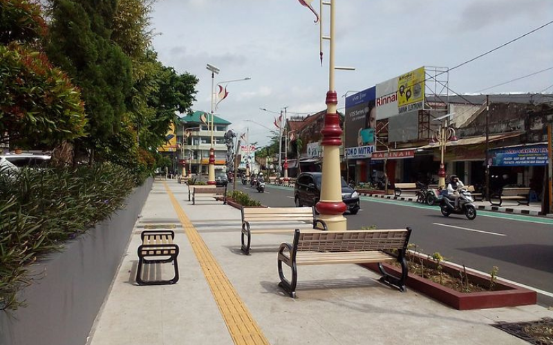 hukum berjualan di trotoar an-najma.com pict: Pinterest/@santosobudimasdar